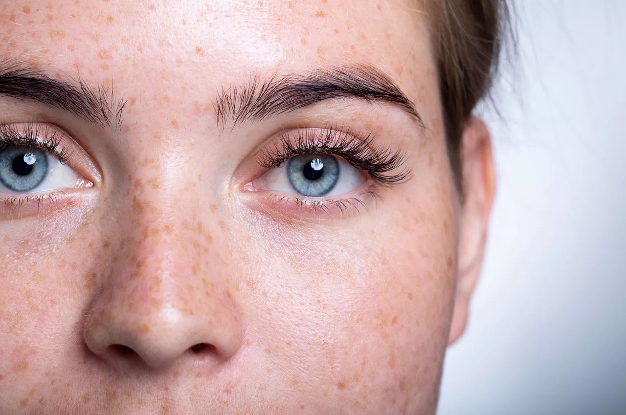 li-woman-face-close-up-emea cura della pelle del viso
